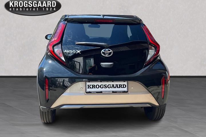 Beige Toyota Aygo X fra 2023