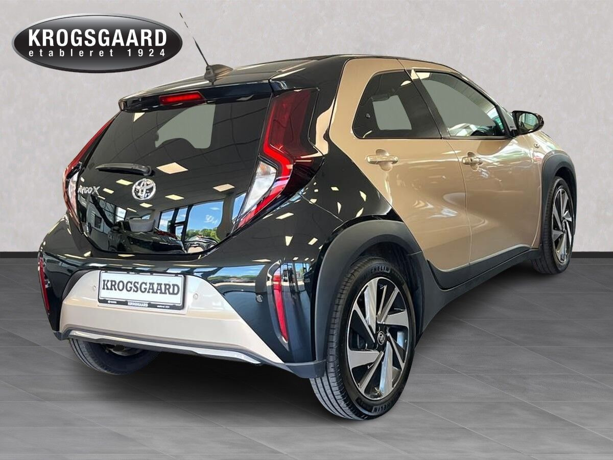 Beige Toyota Aygo X fra 2023