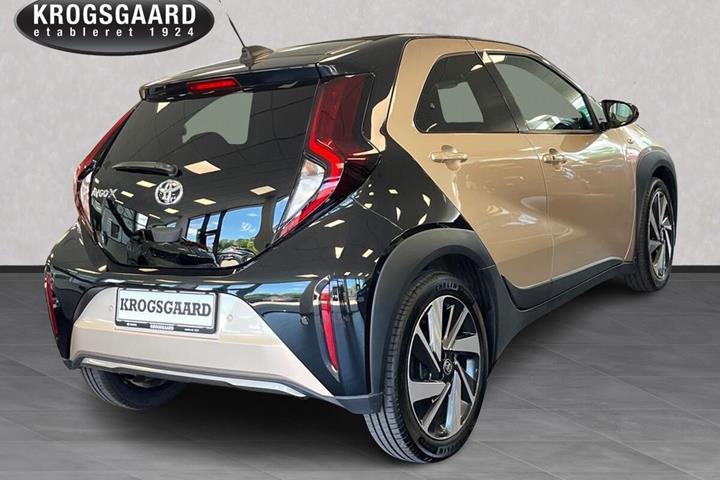 Beige Toyota Aygo X fra 2023