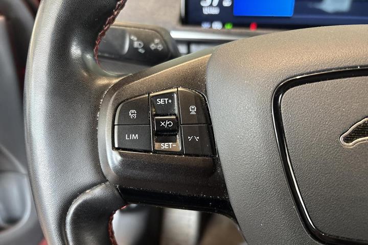 Rød Ford Mustang Mach-E fra 2021