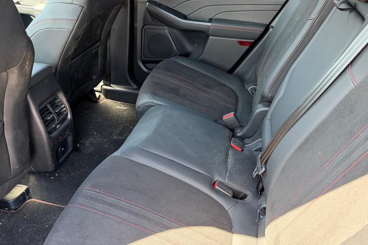 Sort Ford Kuga fra 2024