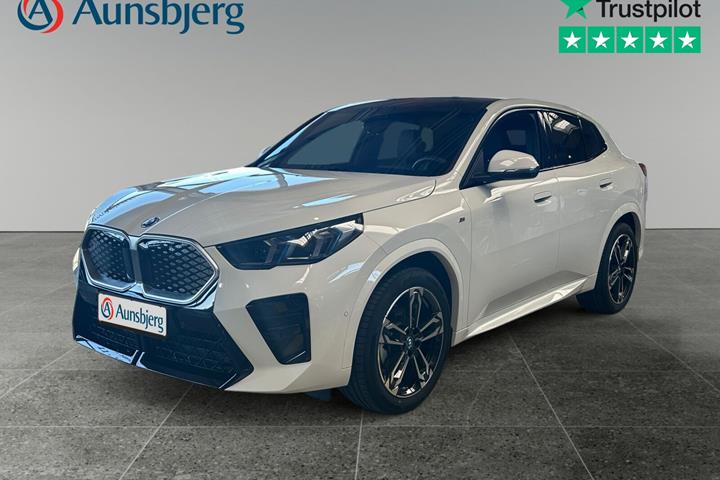 Hvid BMW iX2 fra 2025 set udefra