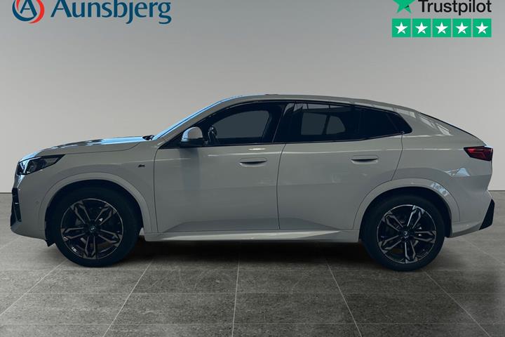 Hvid BMW iX2 fra 2025