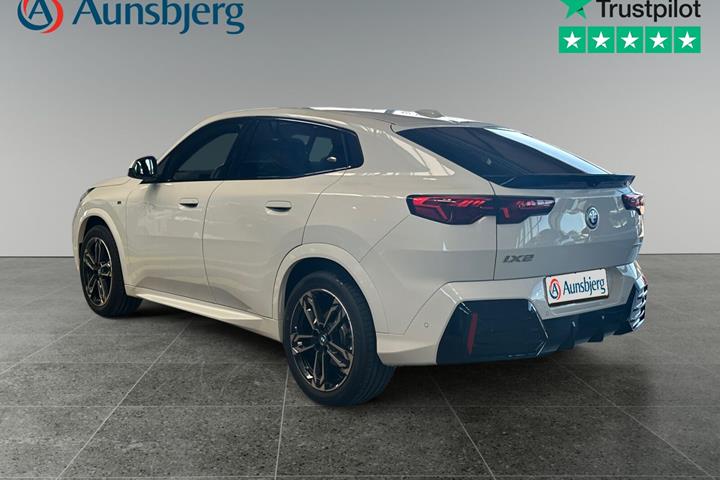 Hvid BMW iX2 fra 2025