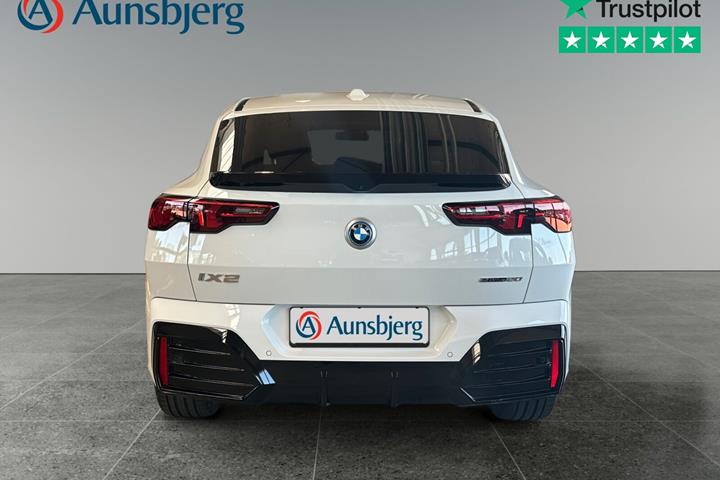 Hvid BMW iX2 fra 2025