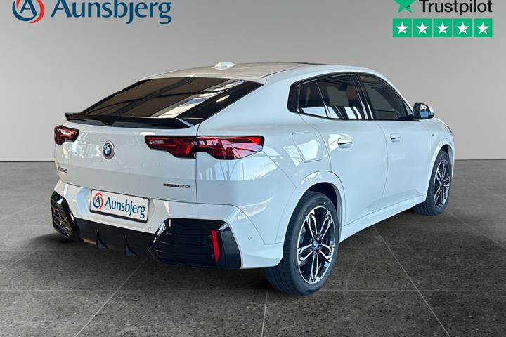 Hvid BMW iX2 fra 2025