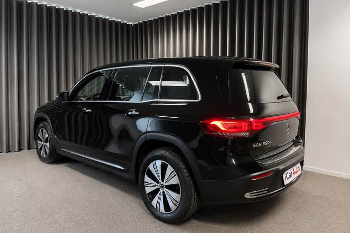 Sort Mercedes EQB250+ fra 2023
