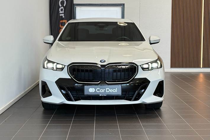 Hvid BMW i5 fra 2024