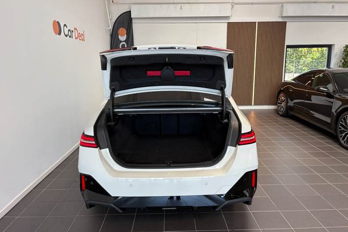Hvid BMW i5 fra 2024