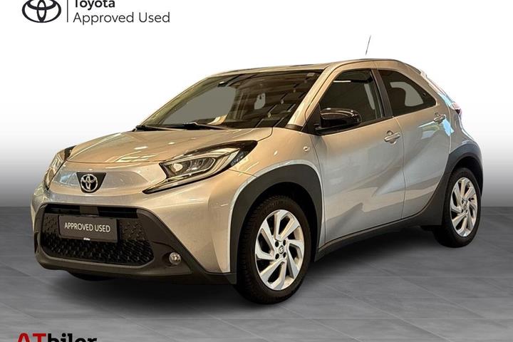 Sølv Toyota Aygo X fra 2023 set udefra