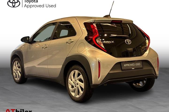 Sølv Toyota Aygo X fra 2023