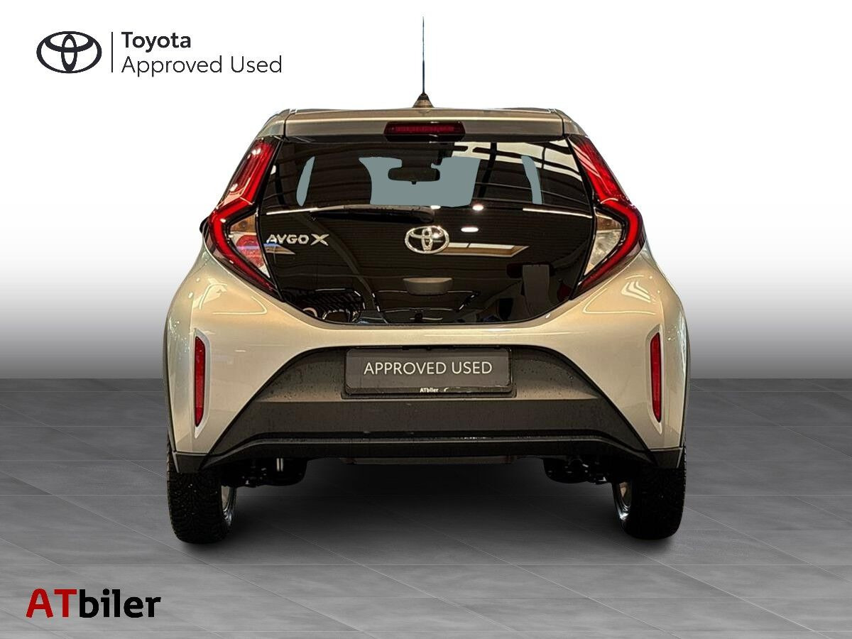 Sølv Toyota Aygo X fra 2023