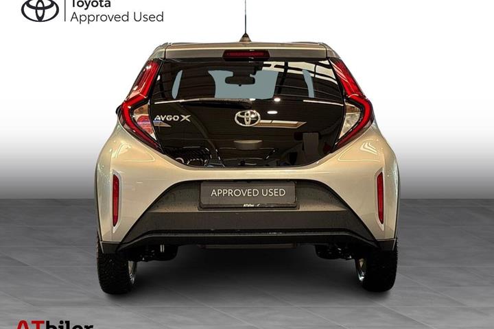 Sølv Toyota Aygo X fra 2023