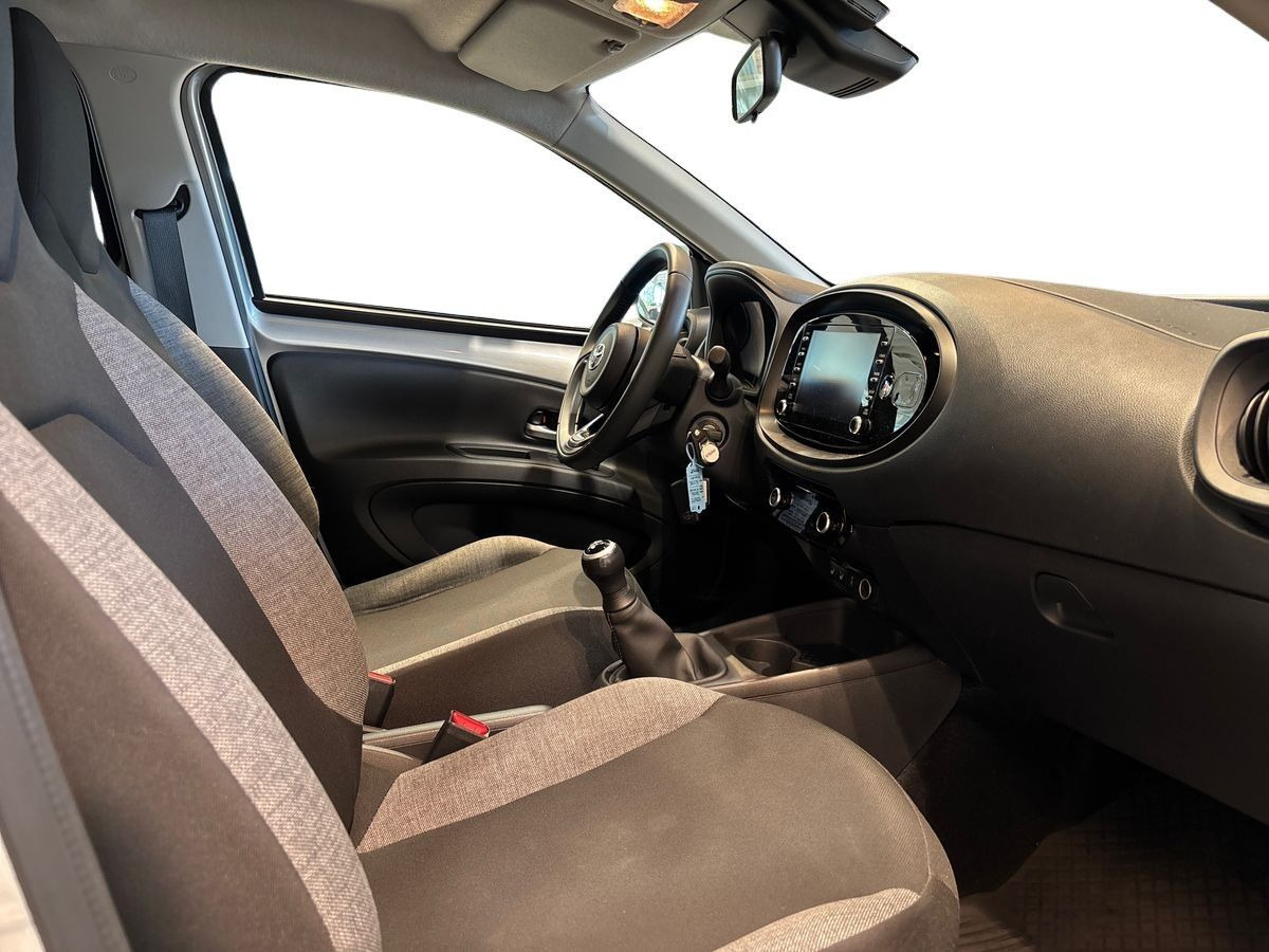 Sølv Toyota Aygo X fra 2023