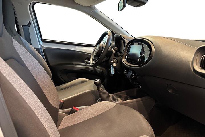 Sølv Toyota Aygo X fra 2023