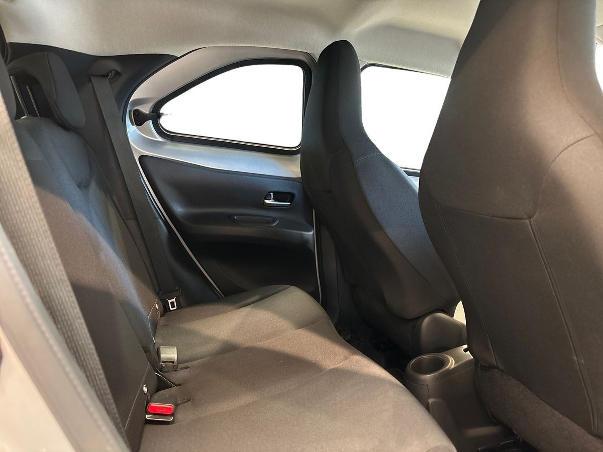 Sølv Toyota Aygo X fra 2023