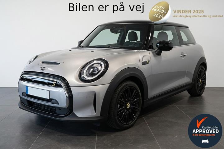Sølv Mini Cooper fra 2023 set udefra