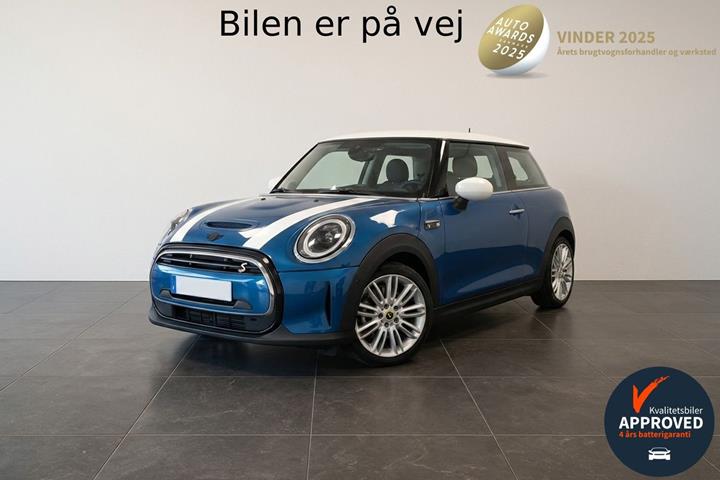 Blå Mini Cooper fra 2023 set udefra