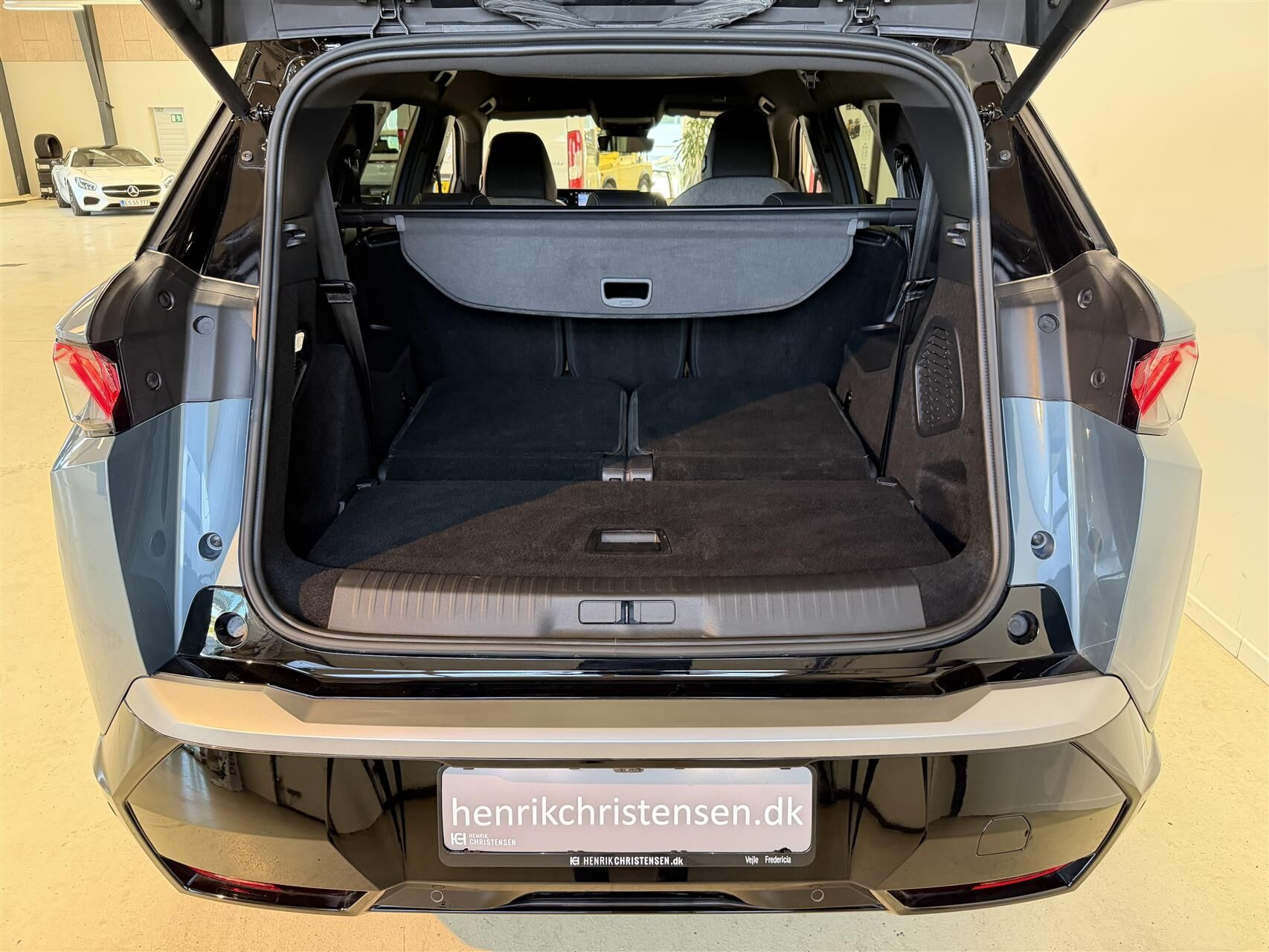 Blå Peugeot e-5008 fra 2025