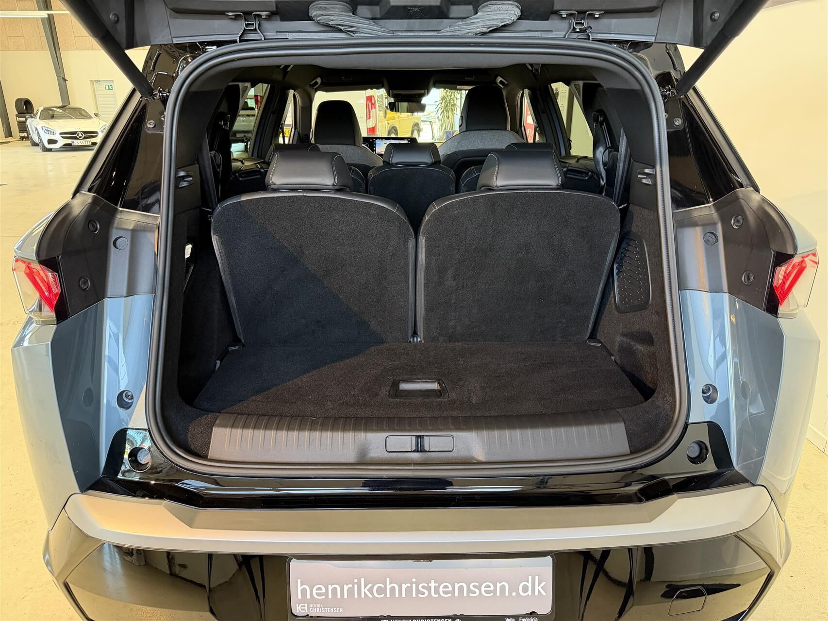 Blå Peugeot e-5008 fra 2025