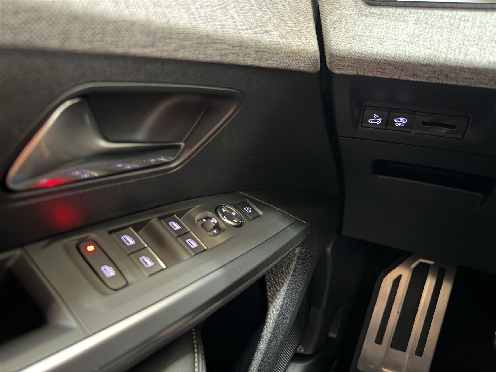 Blå Peugeot e-5008 fra 2025
