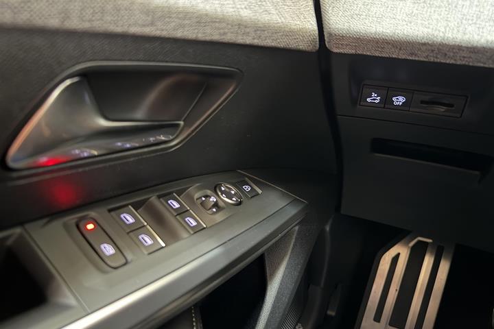 Blå Peugeot e-5008 fra 2025