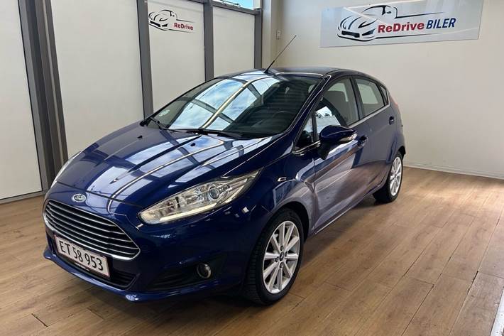 Blå Ford Fiesta fra 2015