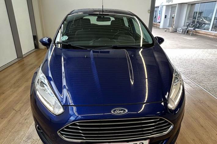 Blå Ford Fiesta fra 2015