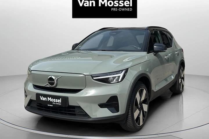 Grøn Volvo XC40 fra 2023 set udefra