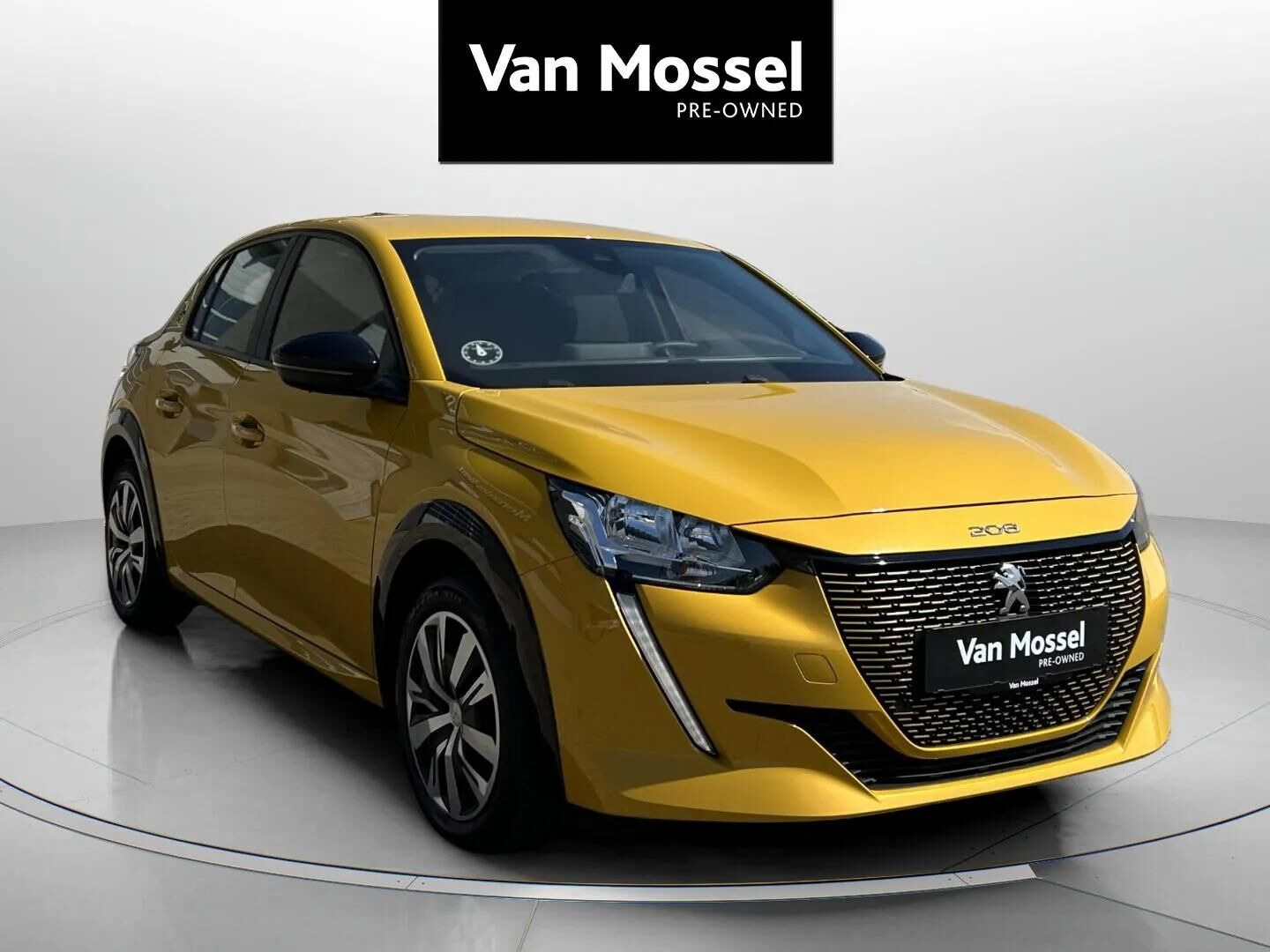 Gul Peugeot e-208 fra 2022
