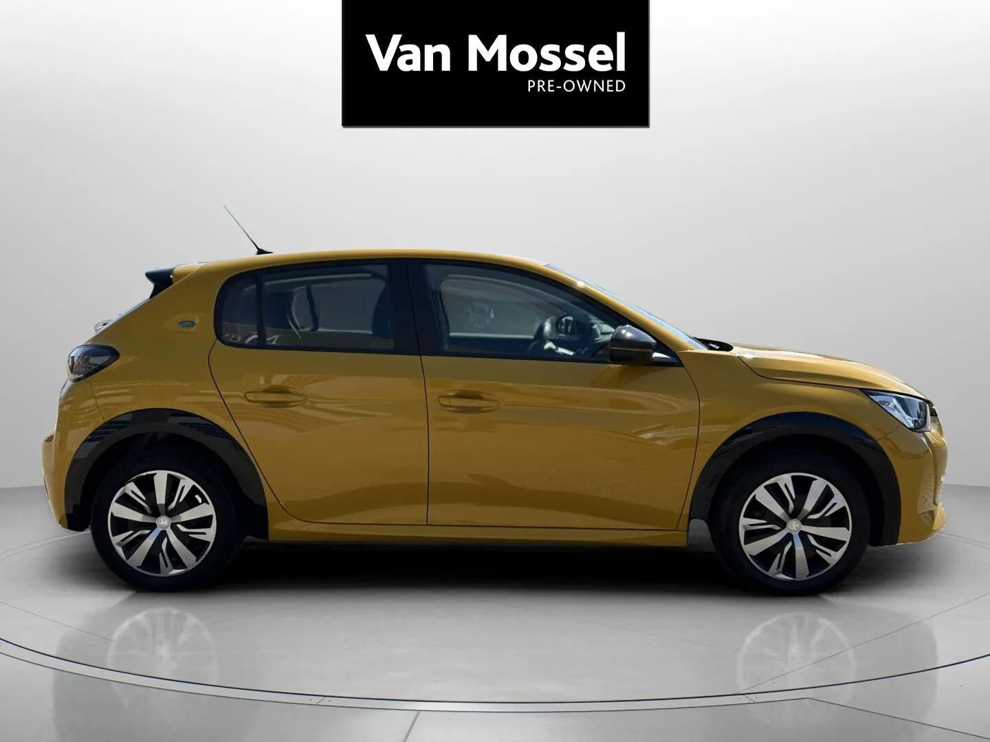 Gul Peugeot e-208 fra 2022