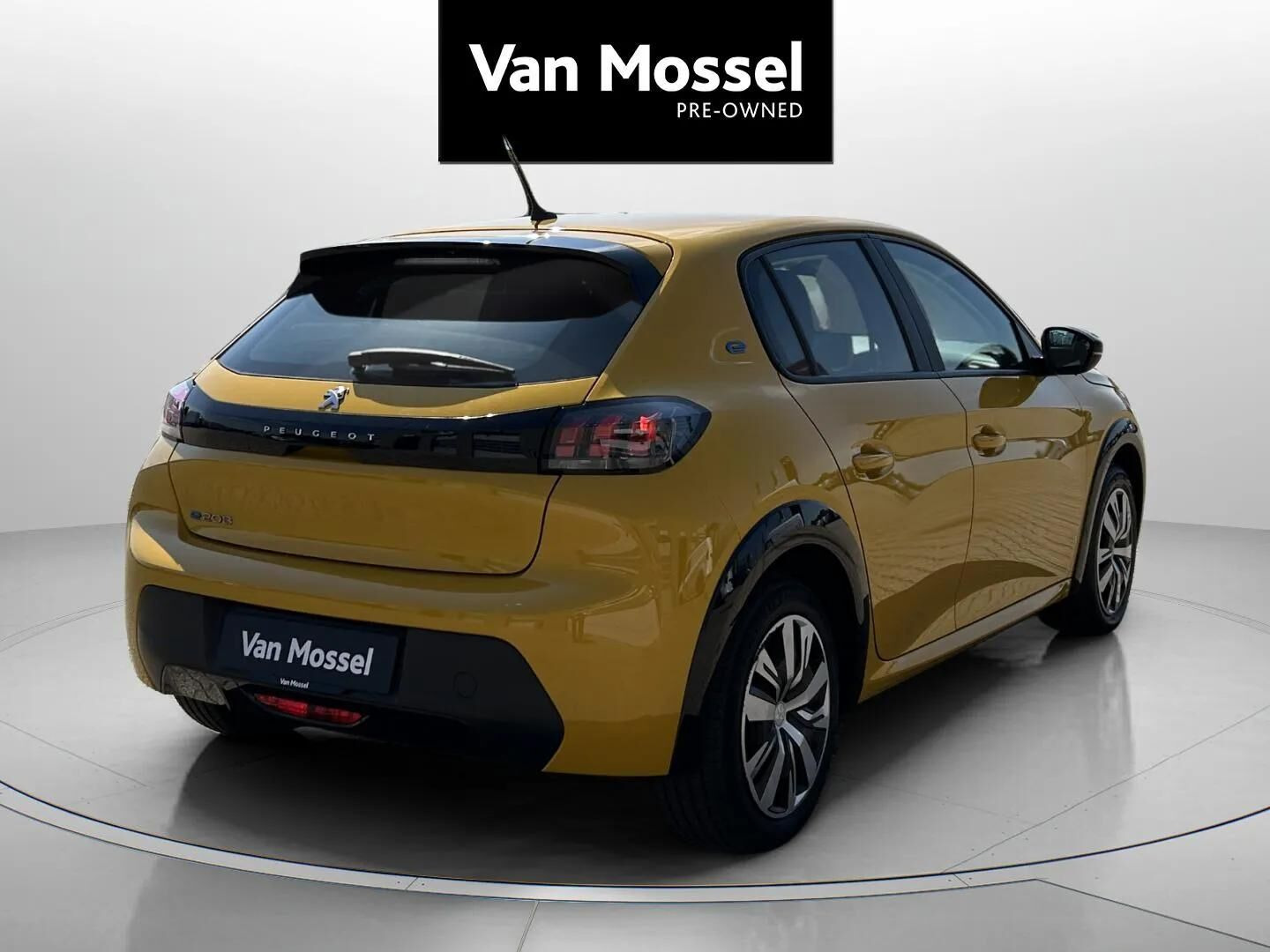 Gul Peugeot e-208 fra 2022