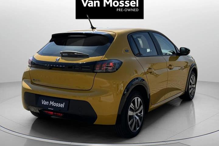 Gul Peugeot e-208 fra 2022