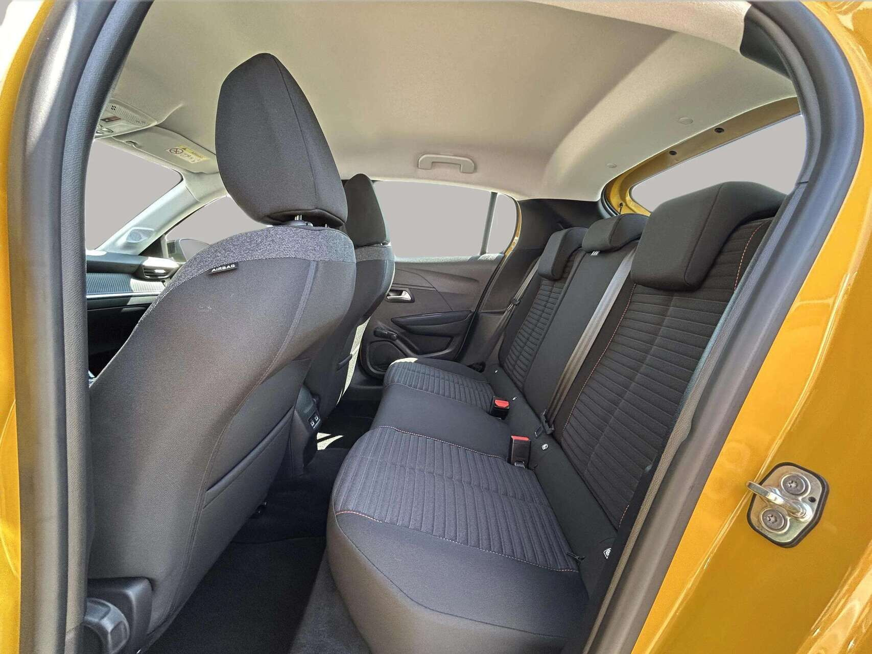 Gul Peugeot e-208 fra 2022