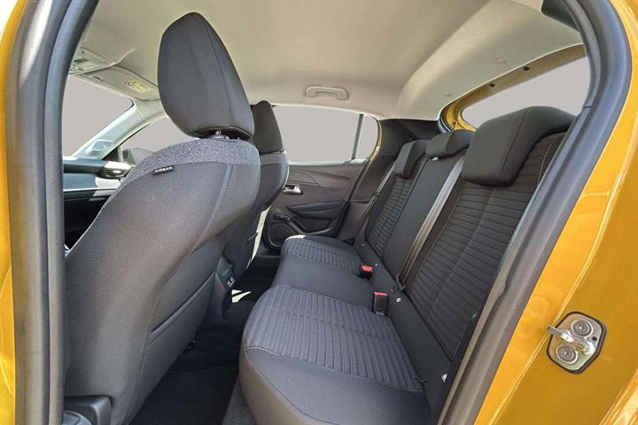 Gul Peugeot e-208 fra 2022