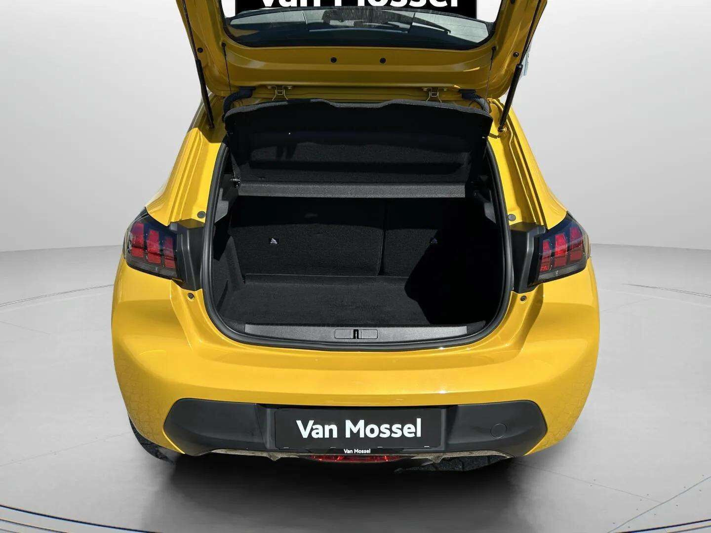 Gul Peugeot e-208 fra 2022