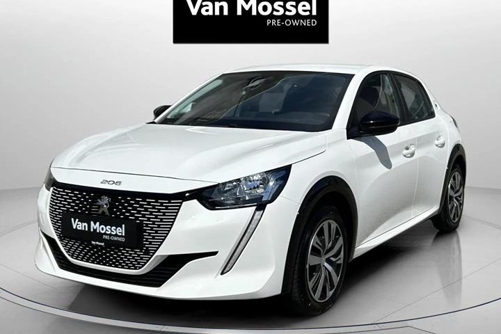 Hvid Peugeot e-208 fra 2022 set udefra