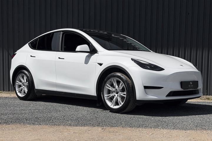 Hvid Tesla Model Y fra 2023 set udefra