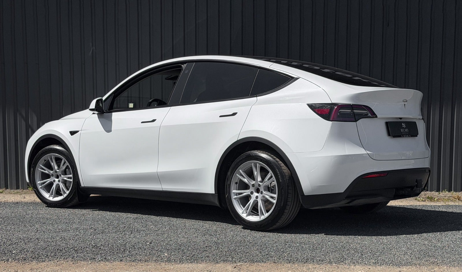 Hvid Tesla Model Y fra 2023