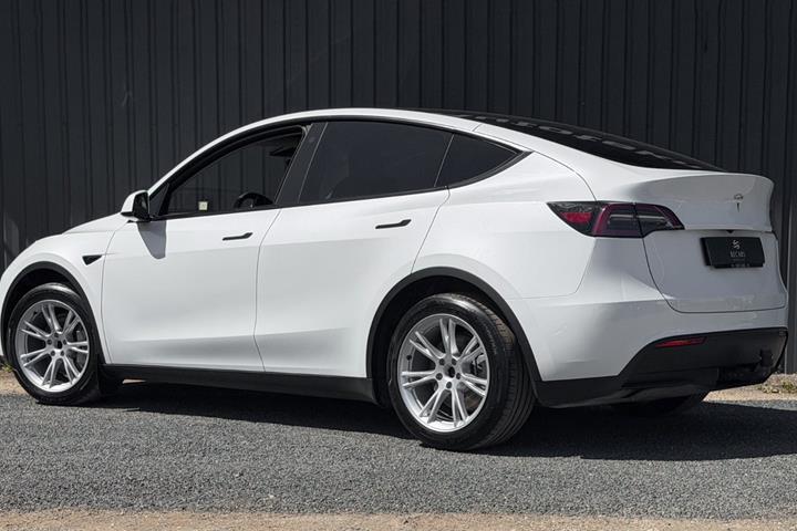 Hvid Tesla Model Y fra 2023