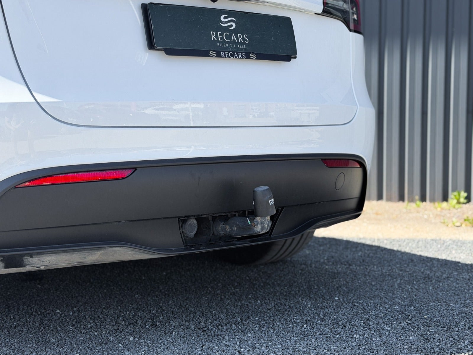 Hvid Tesla Model Y fra 2023
