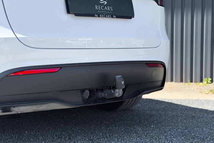 Hvid Tesla Model Y fra 2023