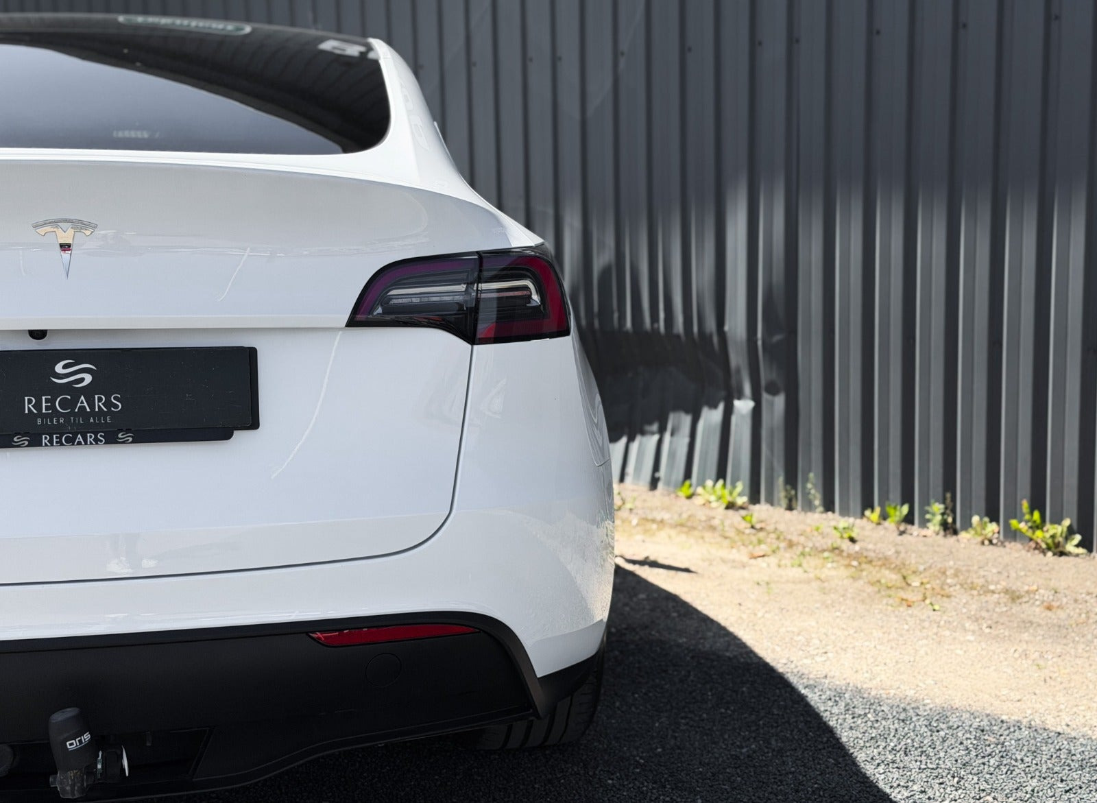 Hvid Tesla Model Y fra 2023
