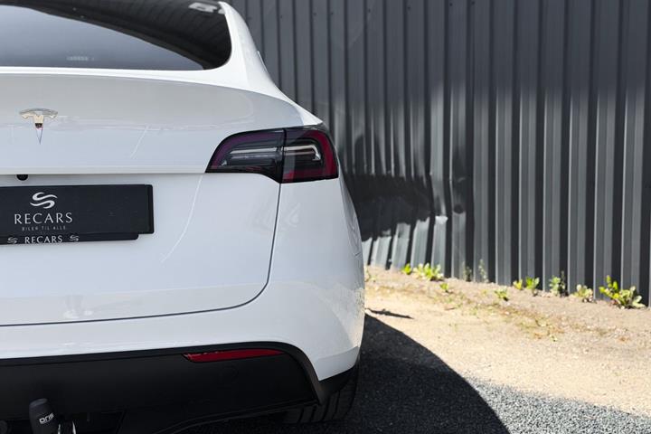 Hvid Tesla Model Y fra 2023