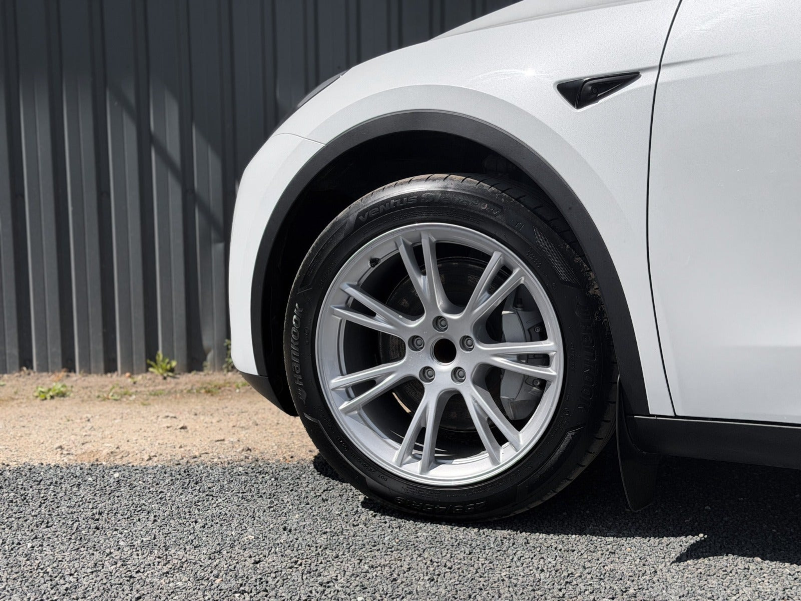 Hvid Tesla Model Y fra 2023