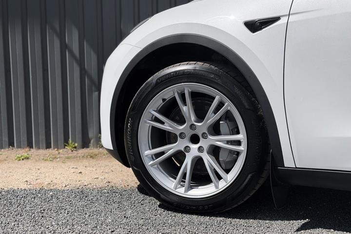 Hvid Tesla Model Y fra 2023