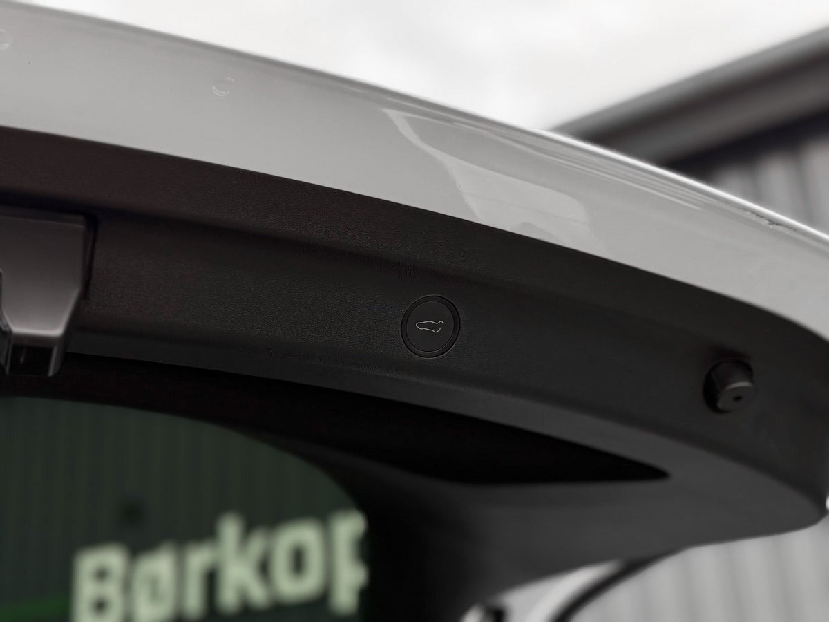 Hvid Tesla Model Y fra 2023
