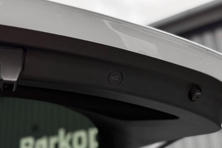 Hvid Tesla Model Y fra 2023