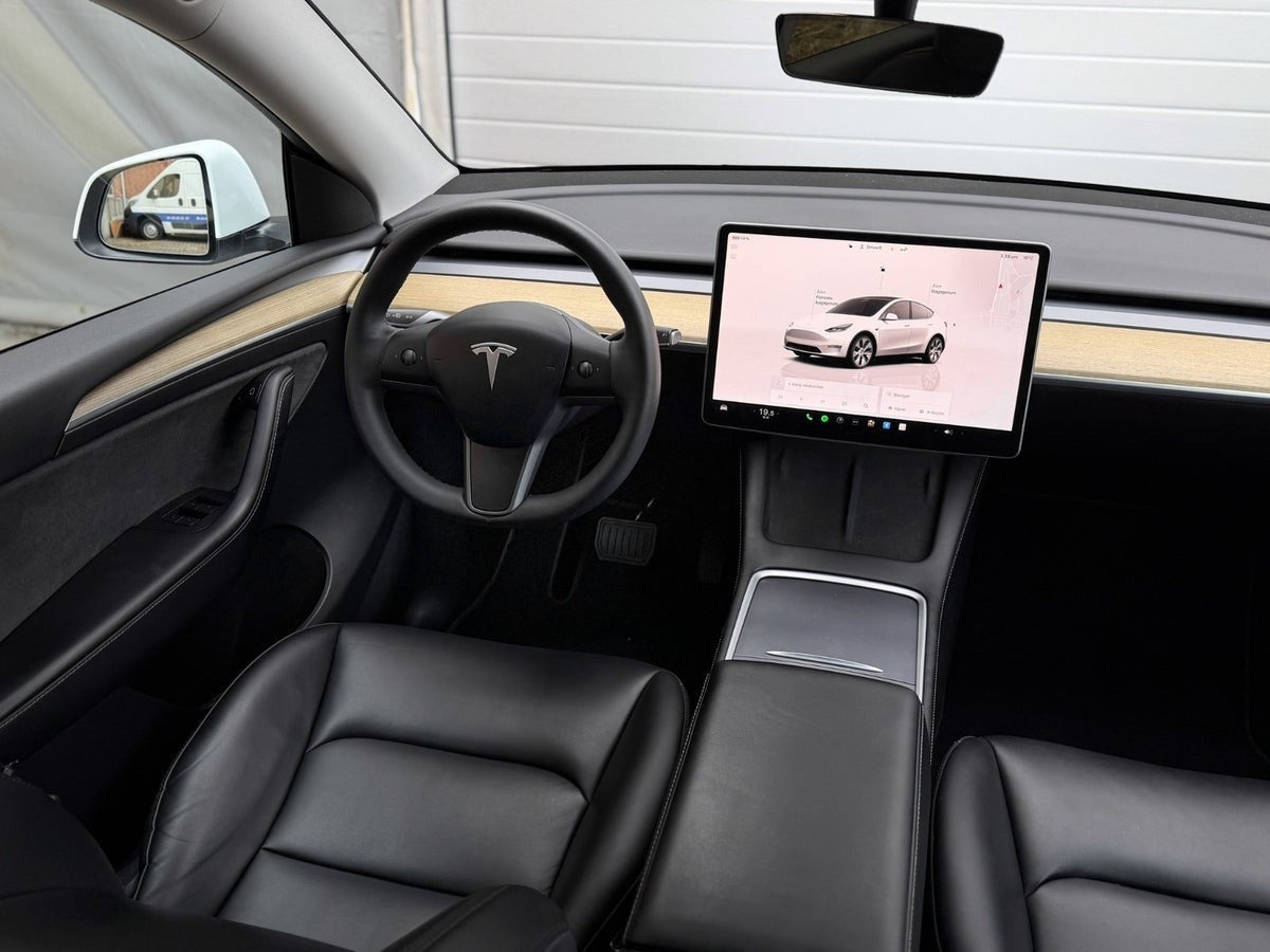 Hvid Tesla Model Y fra 2023