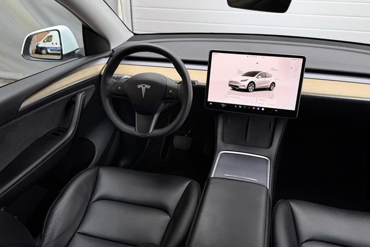 Hvid Tesla Model Y fra 2023